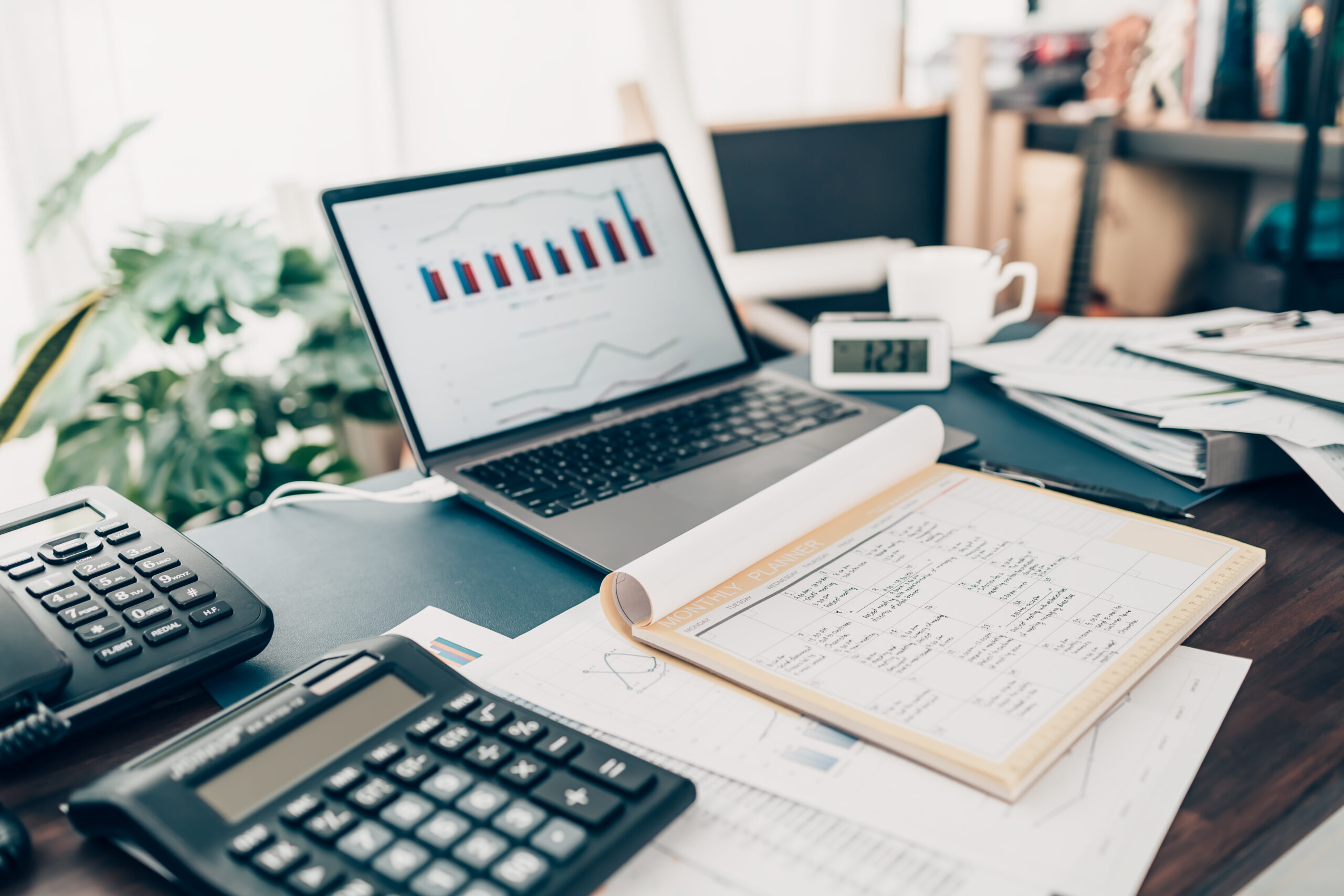 Księgowość biznesowa porządkuje dane i łączy finanse z decyzjami zarządu. Sprawdź, jak jedno źródło prawdy usuwa chaos raportowy i obniża koszty.